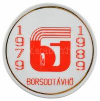 1989. Borsodtávhő 1979-1989 egyoldalas, jelzett Hollóházi porcelán emlékplakett tokban (87mm) T:1-
