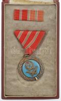 1954. Szolgálati Érdemérem zománcozott kitüntetés mellszalagon, szalagsávval, eredeti tokban T:2 1954. Meritorious Service Medal with enameled bronze decoration, with ribbon and miniature ribbon, in original box C:XF NMK 617.