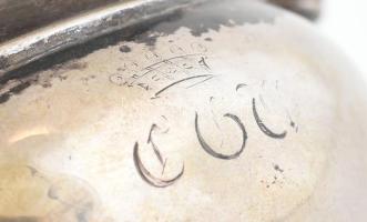 Ezüst (Ag) tejkiöntő, koronás monogramal, jelzett, m: 11,5cm, nettó: 320g