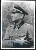 Otto Kumm (1909-2004) Waffen SS tábornok, a Prinz Eugen és Liebstandarte Adolf Hitler Waffen SS hadosztályok korábbi parancsnokának aláírása róla készült fényképen. 15x11 cm