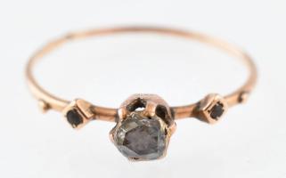 Arany (Au) 14K gyűrű régi csiszolású gyémánttal, jelzés nélkül, sérült, méret: 53, bruttó: 0,8 g