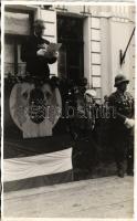 1940 Nagyvárad, Oradea; bevonulás, magyar címeres emelvény, beszéd / entry of the Hungarian troops, speech. Boros Péter photo