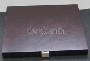 Éremtartó kazetta, 16 férőhellyel, 42x42mm, jó állapotban