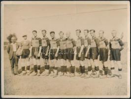 cca 1940 Vác Fonógyár labdarúgó csapatának csoportképe. Nagy méretű fotó, hátoldalon a csapattagok megnevezve. 15x35 cm