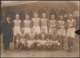 cca 1940 Vác Reménység labdarúgó csapatának csoportképei klf korokból. fotó 4 db, hátoldalon a csapattagok megnevezve, sérült. 10x15 cm-ig