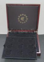 Nagyalakú éremtartó kazetta, 2db tálcával 15 férőhellyel, 42mm átmérőjű érmékhez, jó állapotban