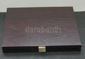 Éremtartó kazetta, 16 férőhellyel, 42x42mm, jó állapotban