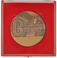 ~1970-1980. "Betonútépítő" kétoldalas, öntött bronz plakett, eredeti tokban (100mm) T:1-
