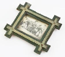 II. világháborús hadifoglyok képe Sziléziában faragott keretben 6x9 cm