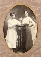 Régi fotóalbum kb 100 db majdnem mind keményhátú fotóval magyar műtermekből. Vizitkártyák, kabinetfo...