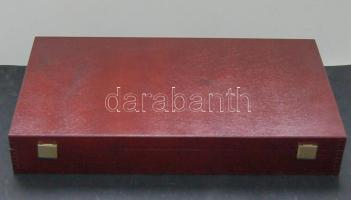 Nagyalakú éremtartó kazetta, összesen 20 férőhellyel, 1db tálcával, 6x 83x83mm, 1x 120x190mm, 4x 78x92mm, 9x 62x62mm,  jó állapotban