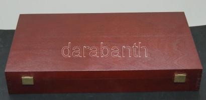 Nagyalakú éremtartó kazetta, összesen 20 férőhellyel, 1db tálcával, 6x 83x83mm, 1x 120x190mm, 4x 78x92mm, 9x 62x62mm,  jó állapotban