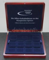 Éremtartó kazetta, összesen 12 férőhellyel, 1db tálcával, 50x50mm, jó állapotban