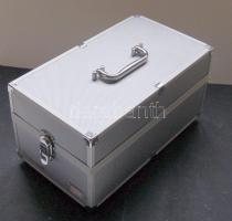 Nagyalakú koffer szettekhez, 22 férőhellyel, a belső méretei 135x178x335, jó állapotban