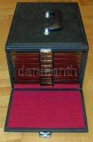 Nagyalakú éremtartó koffer, benne 8db Leuchtturm típusú éremtartó tálca, 1x30, 5x20, 2x24 férőhellye...