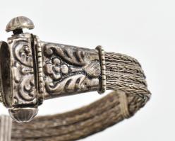 Indiai fonott fém karkötő (Kolhapur, Maharastra), h: 18,5 cm