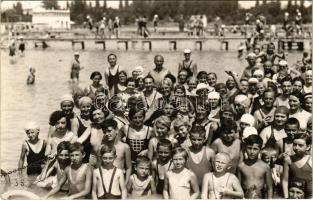 Balatonalmádi, csoportkép a strandon. Vitéz Mészáros István Foto, photo