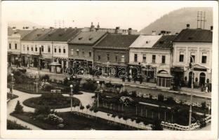 1940 Máramarossziget, Sighetu Marmatiei; Fő utca, gyógyszertár, Wiezel, Nicolae Jakobovits, Gullmann és Stein üzlete, Központi szálloda / main street, pharmacy, shops, hotel. photo + 1940 Máramarossziget visszatért So. Stpl