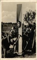 1938 Ipolyság, Sahy; bevonulás. Döntik a trianoni határokat / entry of the Hungarian troops, crushing the column of the Czechoslovak Republic (EK)