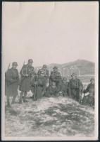 cca 1940 Horthy-korszak, katonák rohamsisakban, fotó, 8,5x6 cm