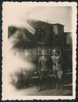 1940 Katonatisztek vonat mellett, Észak-Erdély visszacsatolása utáni irredenta lobogóval (Kelet visszatért - Szatmárnémeti), fotó, 8,5x6 cm