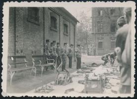 1934 Bp., tiszti vizsga laktanya udvarán, katonatisztek menetfelszerelésekkel, hátoldalán feliratozott fotó, 8,5x6 cm