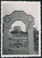 cca 1930-1940 Hősök kertje, irredenta Nem, nem, soha! felirattal és Vaskereszttel díszített kapu (I. világháborús emlékmű), fotó, 8,5x6 cm