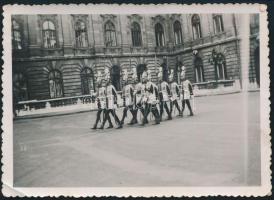 cca 1930-1940 Horthy-korszak, őrségváltás a Budai Várban, hátoldalán feliratozott fotó, 8,5x6 cm