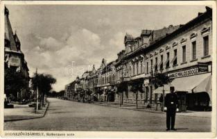 1934 Hódmezővásárhely, Rothermere utca, Vadász Miklós drogéria, rendőr (ázott sarok / wet corner)