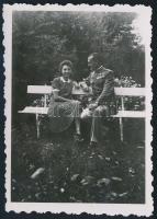 cca 1940 Kitüntetésekkel dekorált katonatiszt kedvesével, fotó, 8,5x6 cm