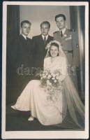 cca 1940 Horthy-korszak, repülő hadnagy esküvői fényképe, dísztőrrel, kitüntetésekkel, fotólap, hátoldalán pecséttel jelzett (Karczagi illatszertár és fotószaküzlet, Pápa), 14x9 cm
