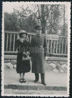1935 Bp. XI., Gellérthegy, folyamőr katona kedvesével a Balogh Tihamér utca táblája előtt, fotó, 8,5x6 cm