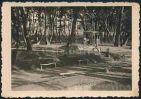 cca 1930-1940 Irredenta emlékmű egy parkban, ismeretlen településen, fotó, 9x6 cm