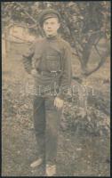 1919 Egyenruhás fiatal katona a Tanácsköztársaság idején, fotó, 12,5x8 cm