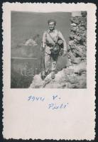 1944 Alsótold, nevesített katona teljes menetfelszerelésben (sisakkal, szimatszatyorral, puskával) várrom tetején, feliratozott fotó, 8,5x5,5 cm
