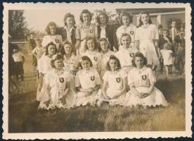 cca 1940 Levente lányok csoportképe, ritka felvarróval, fotó, 8,5x6 cm