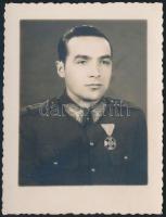 cca 1949 Tildy-korszak, katona Magyar Köztársasági Ezüst Érdemkereszt kitüntetéssel, fotó, 8,5x6,5 cm