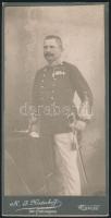 1908 Kitüntetésekkel dekorált cs. és kir. testőr tiszt egészalakos portréja, keményhátú kabinetfotó R. I. Niederhoff eszéki (Essegg) műterméből, a hátoldalon feliratozott, 16,5x8 cm / K.u.K. guard officers photo