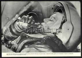 1975 Emberek a világűrben, fekete-fehér világűrrel, űrkutatással kapcsolatos képtábla, kiadói mappáb...