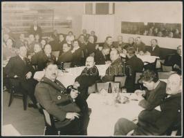 cca 1930-1940 Frontharcos rendezvény, összejövetel, hátoldalán pecséttel jelzett, nagyméretű fotó Diskay műterméből, szélén kisebb szakadásokkal, 23x17,5 cm
