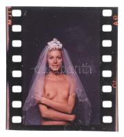 cca 1970 Meztelen menyasszony, erotikus akt, színes diapozitív, 36×24 mm