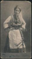 1906 Lány népviseletben, keményhátú fotó Uher Ödön budapesti műterméből, sarkain sérülések, 20,5×11 cm