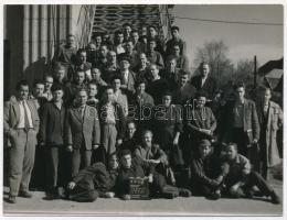 1960 Az Alázatosan jelentem című magyar film stábtagjainak csoportképe, fotó, 9×12 cm