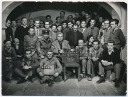cca 1950 A Becsület című magyar film stábtagjainak csoportképe, fotó, 9×12 cm