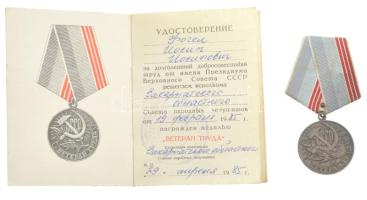 Szovjetunió 1985. A munka veteránja ezüstözött tombak kitüntetés mellszalaggal, adományozói okirattal T:2 Soviet Union 1985. Veteran of Labor silver plated tombac decoration on ribbon with award document C:XF