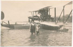 1922 Hidroplán a strandon, fürdőzők / hydroplane, seaplane on the beach, bathers. photo (vágott / cut)