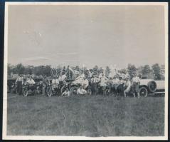 cca 1920 Férfiak motorkerékpárokkal és automobilokkal, fotó, gyűrődéssel, 8×10 cm