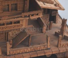 cca 1900 Zenélő alpesi házikó. Faragott fa. Felhúzható, kulccsal. Sérült, levált darabokkal. Korabel...