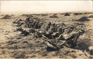 Infanterie im Schützengraben vor Reims / WWI German military, infantry soldiers in the trenches in front of Reims