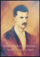 [József Attila]: Sokan voltak és körülvettek... tanárok, barátok, szerelmek. Összeáll.: Karda László. Boros Péter illusztrációival. Az összeállító által ALÁÍRT példány. hn., 2005., Kaditron. Kiadói papírkötés.